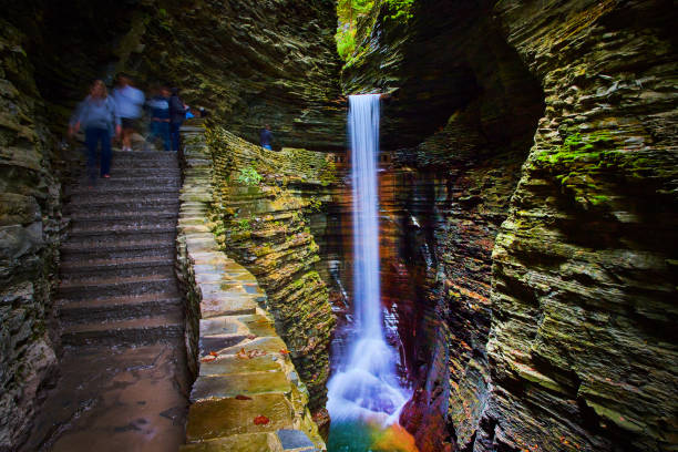 kamienne schody prowadzą dookoła i poza niesamowity wodospad w wąwozie upstate w nowym jorku.jpg - watkins glen zdjęcia i obrazy z banku zdjęć