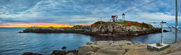 impresionante faro de maine en la costa con un panorama de la luz del amanecer que muestra un carrito de tirolesa para llegar a la isla.jpg - york harbor fotografías e imágenes de stock