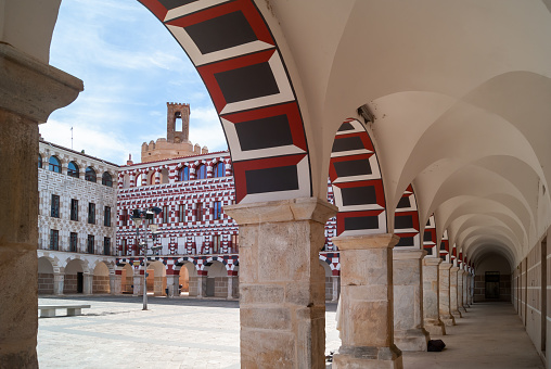 Horizontal image of the high square of the city of Badajoz, with the Espantaperros tower in the background.