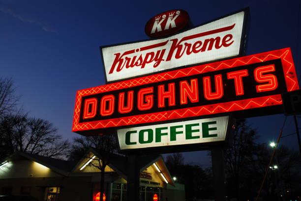 クリスピークリームドーナツのサイン - krispy kreme ストックフォトと画像