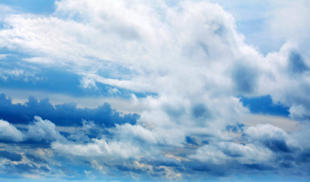 Storm cloudy sky panorama, gray white cumulus rain clouds, dramatic dark blue thunderclouds, thunderstorm heaven landscape, overcast weather, wind gale skies, cloudiness texture, hurricane cloudscape panorama del cielo nublado de la tormenta, cúmulos blancos grises nubes de lluvia, dramáticas nubes de tormenta azul oscuro, paisaje del cielo de la tormenta eléctrica, clima nublado, cielos de vendaval, textura de nubosidad, paisaje nuboso de huracanes