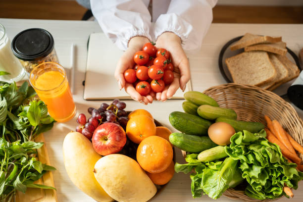 ็Hand of a nutritionist with several fresh tomatoes in hand. ็Hand of a nutritionist with several fresh tomatoes in hand. fruits and vegetables stock pictures, royalty-free photos & images