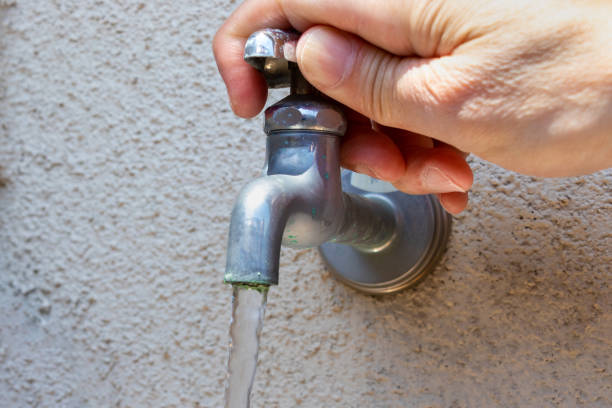 istock turn the handle of the water faucet 1488763564