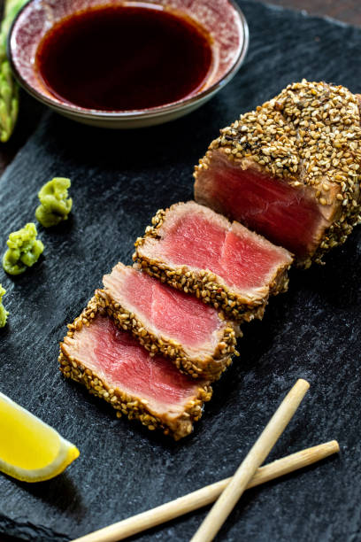 apetitoso filete de atún con costra de sésamo aleta amarilla - tuna prepared ahi tuna steak seared fotografías e imágenes de stock