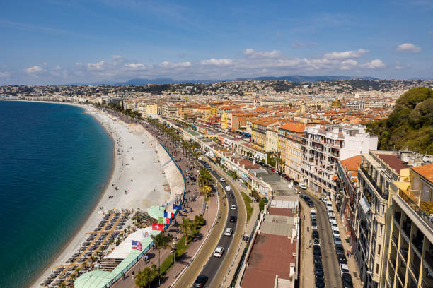 panorama da promenade des anglais e da praia da torre bellanda em nice - city of nice france beach promenade des anglais - fotografias e filmes do acervo