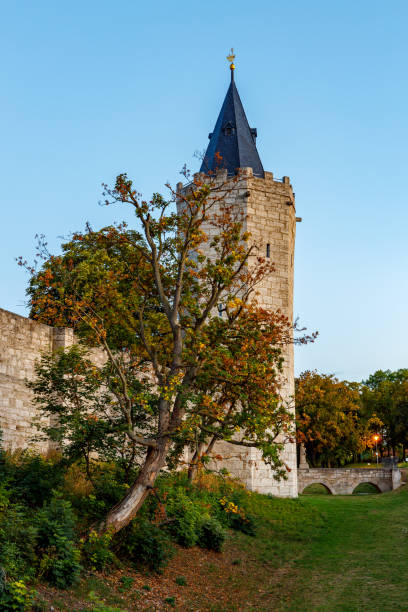 le mura della città di muehlhausen in turingia - mühlhausen foto e immagini stock