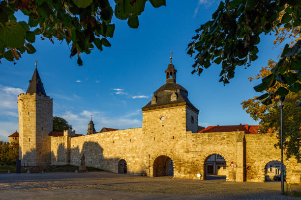 le mura della città di muehlhausen in turingia - mühlhausen foto e immagini stock