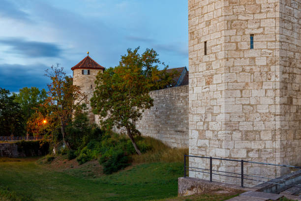 городская стена мюльхаузена в тюрингии - mühlhausen стоковые фото и изображения