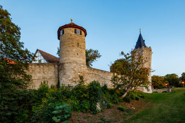 le mura della città di muehlhausen in turingia - mühlhausen foto e immagini stock