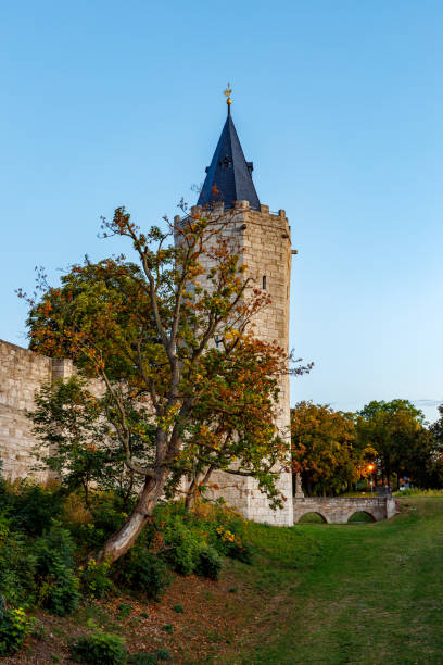 городская стена мюльхаузена в тюрингии - mühlhausen стоковые фото и изображения