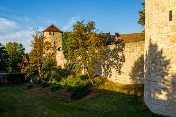 городская стена мюльхаузена в тюрингии - mühlhausen стоковые фото и изображения