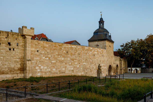 le mura della città di muehlhausen in turingia - mühlhausen foto e immagini stock