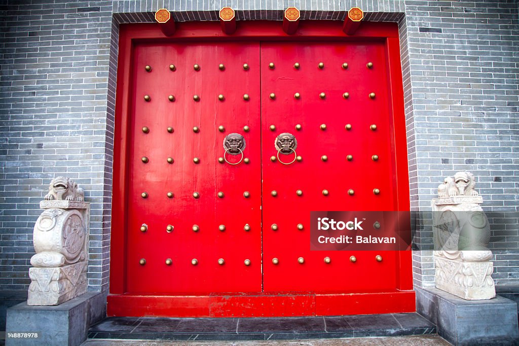 China inconfondibile rosso retrò porta - Foto stock royalty-free di Antico - Condizione