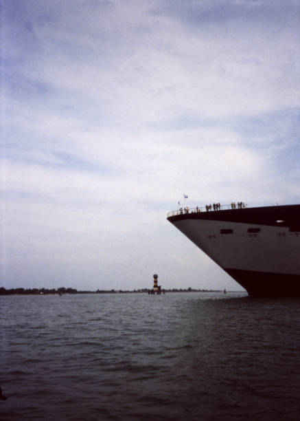 istock people on the stern of a ship 1488808077