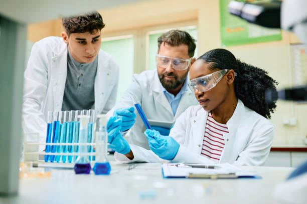 istock Multiracial team of pharmaceutical experts working on new research in a lab. 1488815894