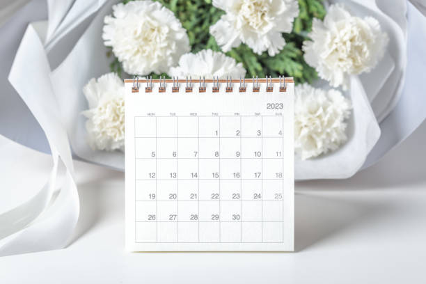 istock Calendar 2023 with white flowers on table 1488822131