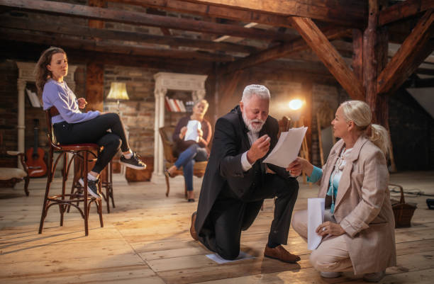 des acteurs avec un professeur préparant une performance - Photo