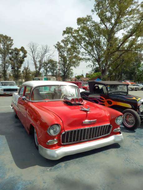 velho vermelho e branco 1955 chevrolet chevy bel air lowrider personalizado em um parque. salão de carros clássicos aaa 2022 - 1955 - fotografias e filmes do acervo