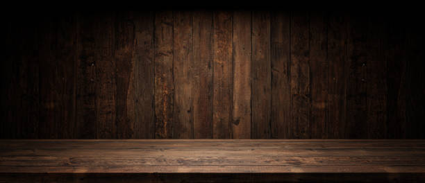 tablones antiguos pared y mesa con espacio vacío ligero. fondo de madera vintage y sala de exposición de focos. - mesa fotografías e imágenes de stock