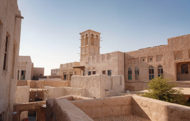 전통적인 아랍 건축 양식이 있는 알 시프(al seef)의 오래된 역사 지구. - dubai united arab emirates traditional culture camel 뉴스 사진 이미지