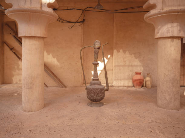 전통적인 아랍 건축 양식이 있는 알 시프(al seef)의 오래된 역사 지구. - dubai united arab emirates traditional culture camel 뉴스 사진 이미지
