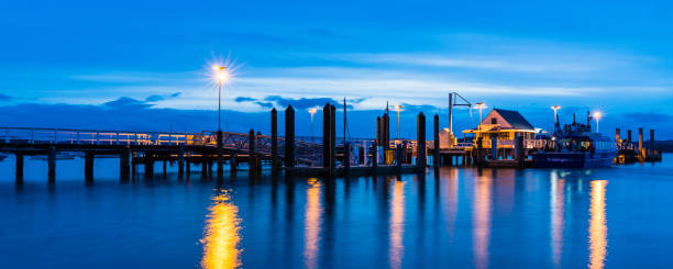 beleuchteter pier in russel, bay of islands, neuseeland - region northland stock-fotos und bilder
