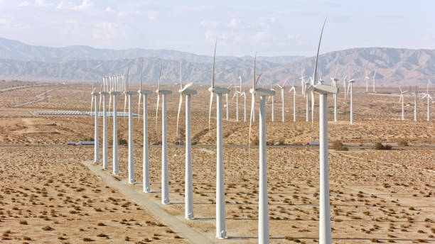 vista della fattoria del mulino a vento - solar panel wind turbine california technology foto e immagini stock