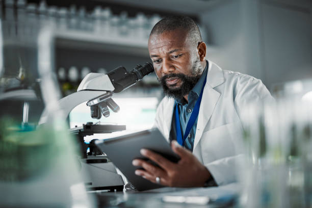 pensamiento del hombre negro, ciencia y tableta para investigación en línea, laboratorio y muestra de atención médica. hombre afroamericano, científico o investigador en laboratorio, datos digitales y actualización de resultados de experimentos y enf - laboratory healthcare and medicine science research fotografías e imágenes de stock