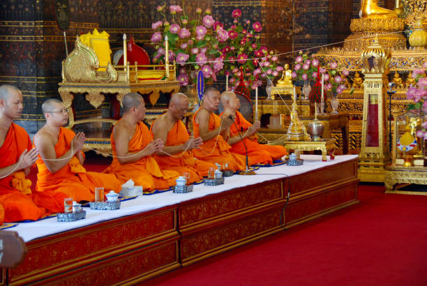 bankok의 wat phra kaeo 사원 내부 - monk meditating thailand bangkok 뉴스 사진 이미지