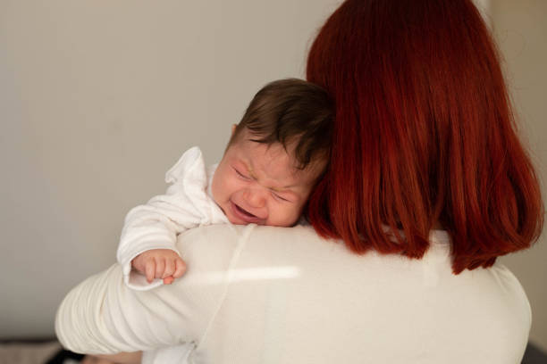 dziecko płacze na ramieniu mamy. - facial expression babies and children head and shoulders close up zdjęcia i obrazy z banku zdjęć