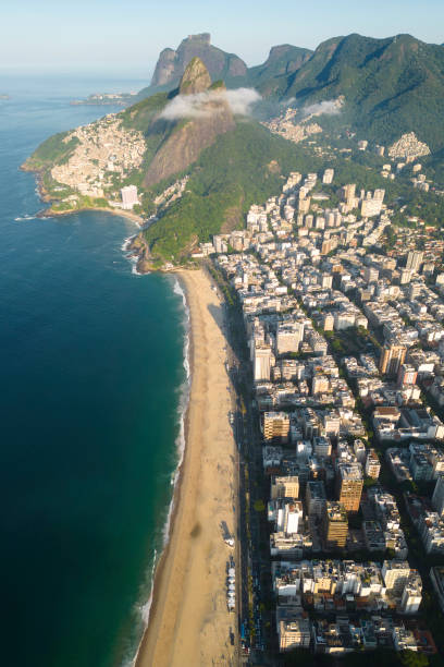 vue aérienne de la plage et du quartier d’ipanema à rio de janeiro - plage de leblon photos et images de collection