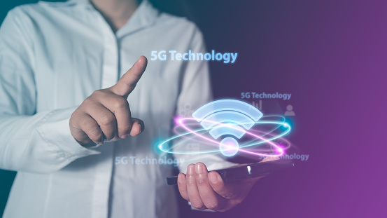 Touch the virtual screen to choose 5G high-speed phone signal, high-speed data link, access to global networks, connecting all devices together with high-speed internet.