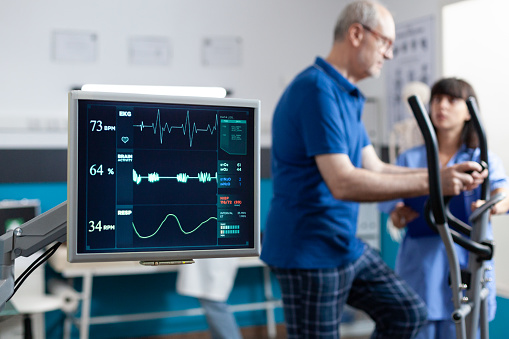 Primer plano del monitor de frecuencia cardíaca que mide los latidos del corazón photo