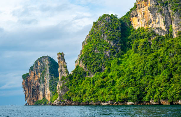 vue de la roche calcaire sur les îles de ko phi phi, thaïlande. vue depuis le bateau à longue queue. nature exotique et tropicale, paradis d’été. - wave reef rock summer photos et images de collection