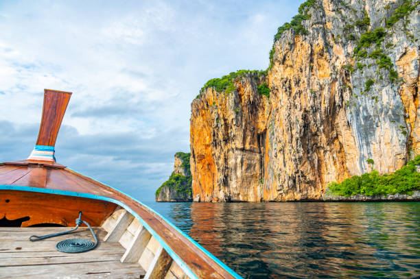 vue de la roche calcaire sur les îles de ko phi phi, thaïlande. vue depuis le bateau à longue queue. nature exotique et tropicale, paradis d’été. - wave reef rock summer photos et images de collection