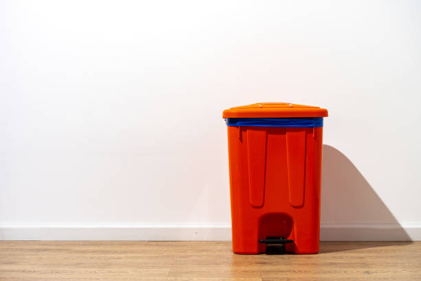 istock Plastic waste bin with a lid in the room 1488887979