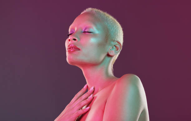 Neon eyeshadow, beauty and art, woman with lights for creative skincare advertising on studio background. Cyberpunk, makeup product placement and model isolated for skin care and futuristic mockup. sombra de ojos de neón, belleza y arte, mujer con luces para publicidad creativa para el cuidado de la piel en el fondo del estudio. cyberpunk, colocación de productos de maquillaje y modelo aislado para el cuidado de la piel y maquetas futuristas.
