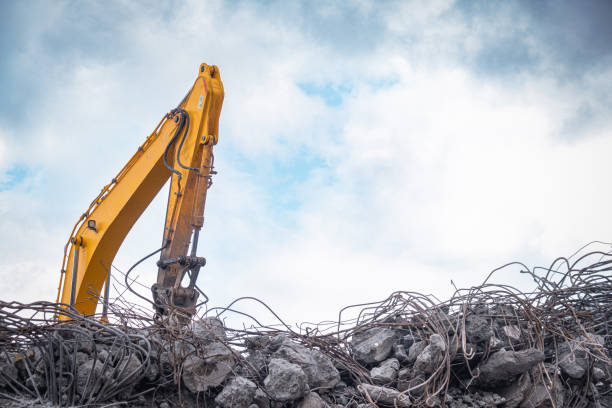 topadora amarilla trabajando en escombros de construcción. maquinaria pesada. - aftershock fotografías e imágenes de stock