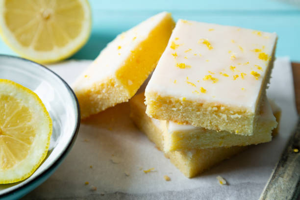 Lemon brownies or lemonies with lemon glaze and zest - fotografia de stock