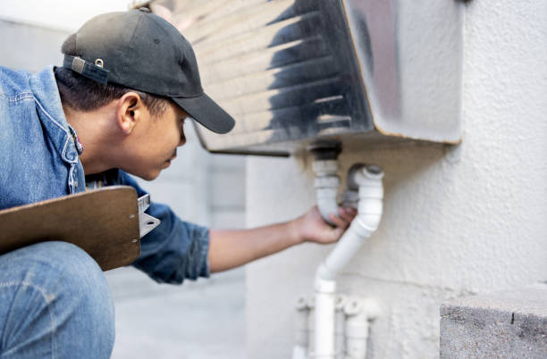 uomo, idraulico e tubi del rubinetto di controllo per la manutenzione degli edifici, la ristrutturazione e il servizio di costruzione. ispezione tuttofare, tubazioni e impianti idraulici per perdite, drenaggio e installazione di sistemi, lavelli e riparazi - ispettore foto e immagini stock