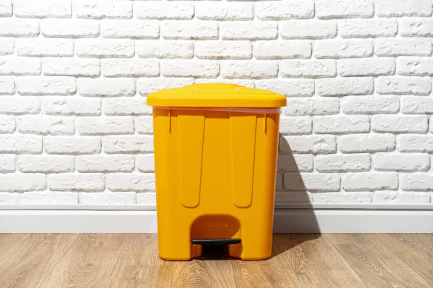 istock Plastic waste bin with a lid in the room 1488899205