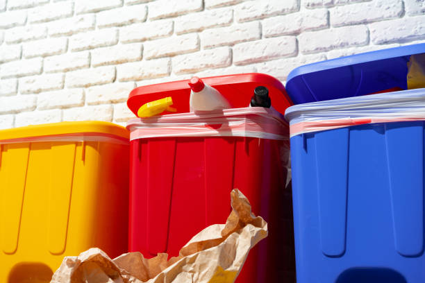 istock Trash cans full of waste in the building 1488899339