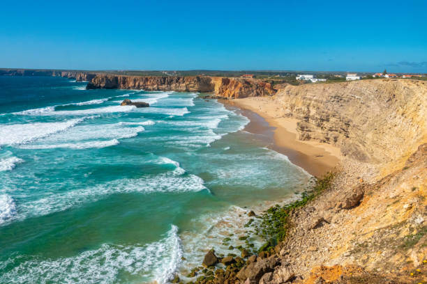 Spectacular views of Praia do Tonel (Tonel beach), a surfers' paradise, Sagres Point (Ponta de Sagres) a stunning windswept promontory near Cape St. Vincent (Cabo de São Vicente), Algarve, Portugal espectaculares vistas de praia do tonel (playa de tonel), un paraíso para los surfistas, sagres point (ponta de sagres) un impresionante promontorio azotado por el viento cerca del cabo de san vicente (cabo de san vicente), algarve, portugal