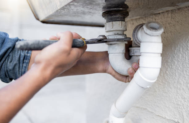 Hands, tool and pipe with a man plumber fixing a water system as a DIY handyman for maintenance. Building, construction or plumbing with a professional contractor working to install pipeline drainage manos, herramientas y tuberías con un plomero arreglando un sistema de agua como un manitas de bricolaje para el mantenimiento. construcción, construcción o plomería con un contratista profesional que trabaja para instalar el drenaje de tuberías