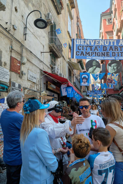 people in the street with pulcinella mask and children happy for napoli soccer team victory - juventus fc 個照片及圖片檔