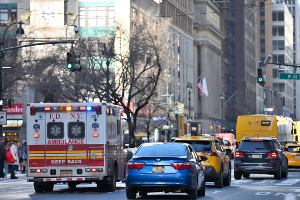 corse in ambulanza con una sirena su una chiamata per strada a manhattan - travel healthcare and medicine emergency services urgency foto e immagini stock