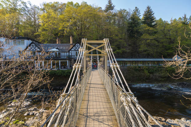 ディー川に架かる吊り橋。スランゴレン、デンビーシャー、ウェールズ。 - dee river river denbighshire wales ストックフォトと画像