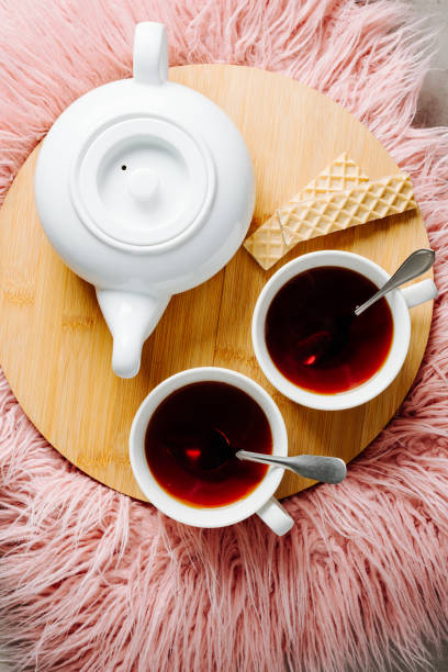 deux tasses de thé rooibos. - rooibos tea red indoors still life photos et images de collection