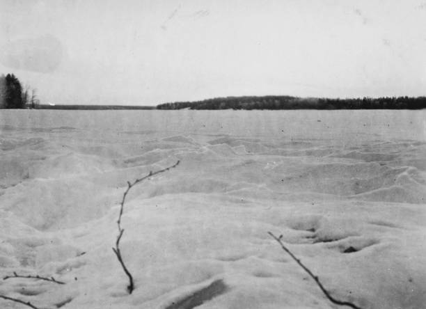 캐나다 매니토바 콜드 레이크의 눈 덮인 풍경 - 1928년 3월 - manitoba north lake canada 뉴스 사진 이미지