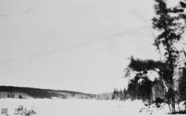 캐나다 매니토바 콜드 레이크의 눈 덮인 풍경 - 1928년 3월 - manitoba north lake canada 뉴스 사진 이미지